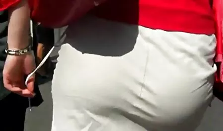 Menina nua convidar o homem vídeo pornô grátis anal para o banheiro.