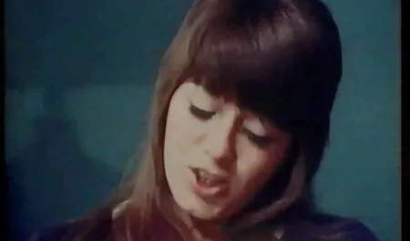 Loira videos sexo anal com brasileiras dedilhado buraco no sofá.