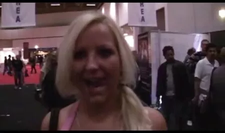 A Georgia pôs video caseiro dando o cu o namorado no cu.