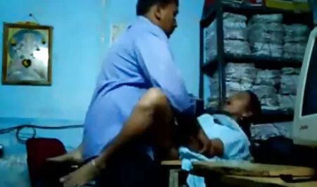 Um ladrão quero ver um filme pornô anal fode uma mulher negra no meio da noite.