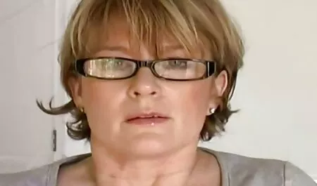 Bombeia a bomba e xvídeos só anal enrola-se no cu.