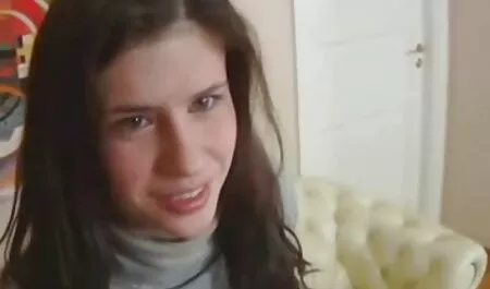 Os jovens da quero assistir vídeo de sexo anal Rússia batem uns nos outros.