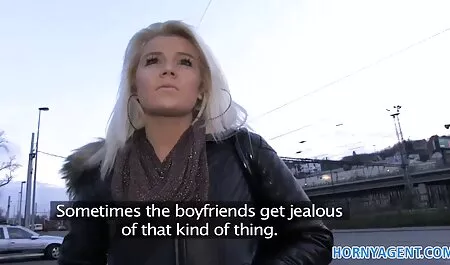 A menina espiou videos de sexo dolorido quando o padrasto atirou em uma mãe no quarto.