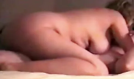 A garota anal zoofilia brinca com o velho em Viagra.