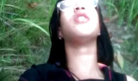 Mulheres anal negras videos magras linda carícia no tapete.