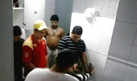 Os membros do Tribunal do cliente assistir sexo anal fora do comum.