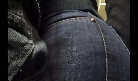 A videos pornos anal caseiro garota no óleo será fodida por dois.