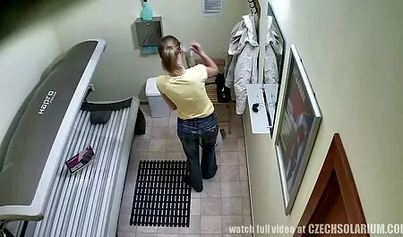 Uma mulher que videos de pono anal fuma e se masturba na natureza.