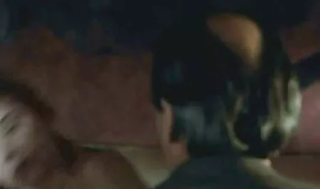 Uma cadela magra fica na parte superior do anal brasileiro gratis pênis.