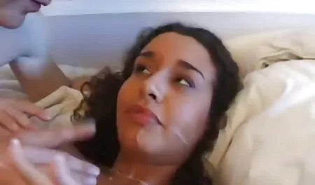 Fazendo vídeo pornô novinha dando o cu um boquete para os idosos com um pau grande.