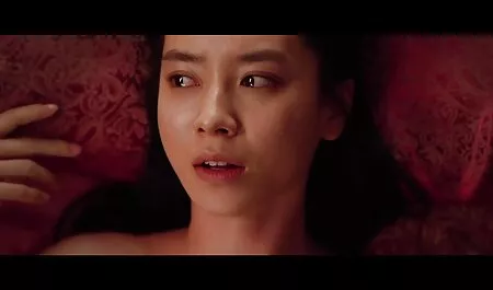 Uma mulher de Cabelos Castanhos estava empurrando ponografia anal um vibrador em Manda.