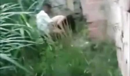 Motociclista fritar cabelo videos de sexo anal a tres castanho no topo da bicicleta.