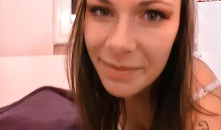 O homem negro que entra no ânus vídeo pornô com sexo anal estreita sua namorada.