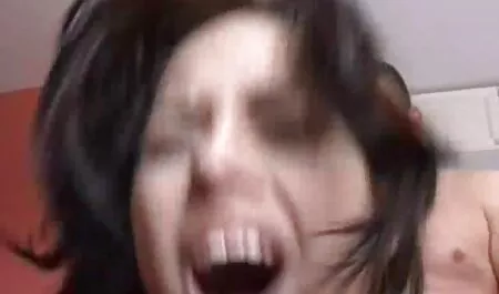 Mulher negra encaracolada com vídeo pornô brasileiro anal habilidoso parafusado.