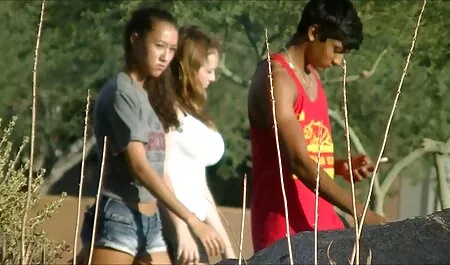 Uma mulher filmes pornos de sexo anal negra e uma mulher branca fazendo sexo oral.