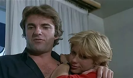 O homem ganha anal profundo dinheiro.