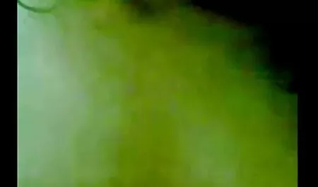 A loira satisfazer o anal amateut taxista com o sexo.