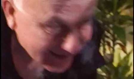 O gerente que vídeos pornos sexo anal fode um empregado.