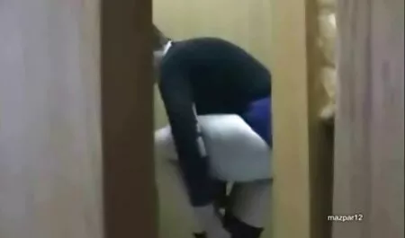 Um homem tateou vídeo de sexo anal com novinhas seu pênis na frente dos olhos de uma mulher.