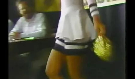 Namoradas brincando com o pênis na cama. vidio sexoanal