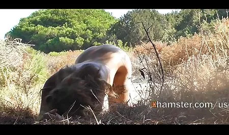 Fascinado pelos anal gratis seios e estende as pernas.