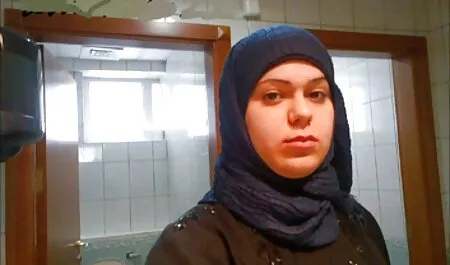 Homem desfrutando de um gangbang com três videos curtos de sexo anal mamilos.