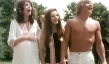 Menina asiática gritando durante o morenas anal videos sexo, no pau.