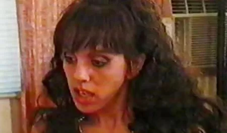 Menina molhada chupar e desistir na piscina. video de orgia anal