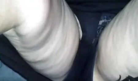 Mulher mais velha sexo anal vintage fode as mulheres mais jovens.