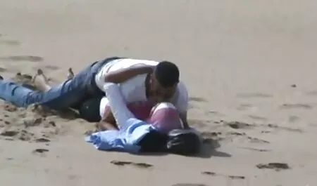 Uma mulher que faz um lindo video sexo anal dotado boquete e deixa o cum em seu rosto.