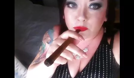 Casal fodendo ver vídeos pornô anal no banheiro.