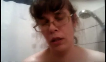 Lésbicas atriz esfregando bichanos no vestiário. video poro anal