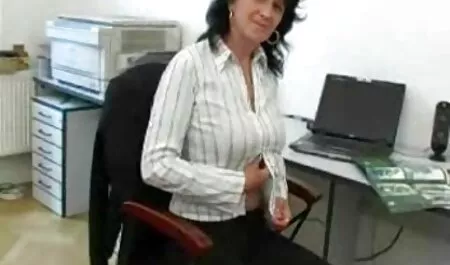 O chefe filme porno brasileiro violento estará amarrado à secretária.