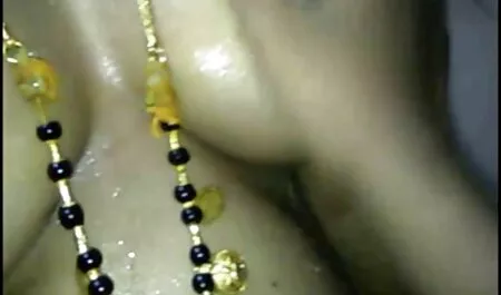 A loira faz sexo em grupo com um sexo com orgasmo video cara.