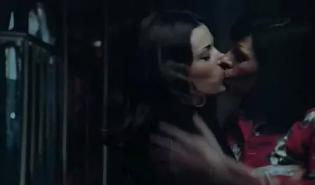 O mamilo sexos gratis anal será fodido por um cara depois de se masturbar.