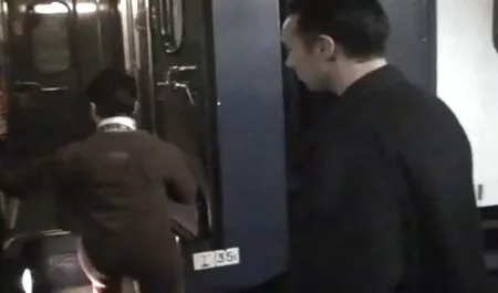 Um homem fodido pelo cabelo castanho videos de sexo anal coroas no quarto.