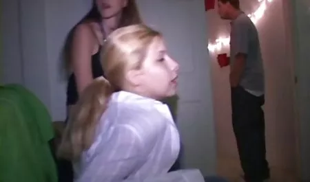 Lésbicas aprendem o videos coroas sexo anal prazer da buceta peluda e raspada.