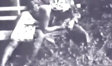 Kinky acasalar com um homem na anal incesto frente da câmera.