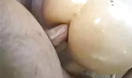 Um homem negro da Rússia está fritando sua namorada na cama que é linda. videos de sexo gostoso anal