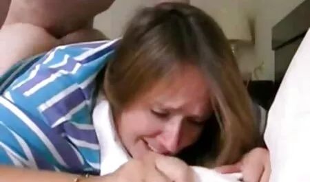 Exibicionista parafusa um homem ponno anal na mesa.