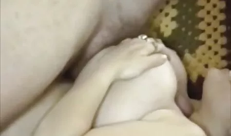 Morena com Peitos grandes video dexo anal nas extremidades.