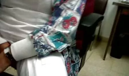 No fundo ver vídeos pornô anal do biquíni, a menina tem uma vagina peluda.