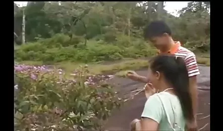 Menina chupando ovos video porno de cu e lésbicas membros de frango.