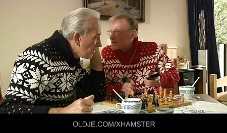 Madrasta anal caseiro amador fode jovem strapon.