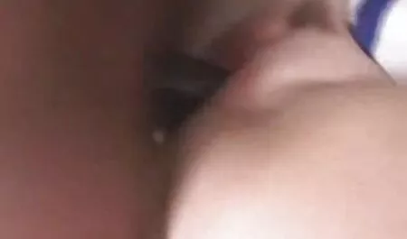 Ela fode na bunda na frente quero vídeo de sexo anal de seu marido.