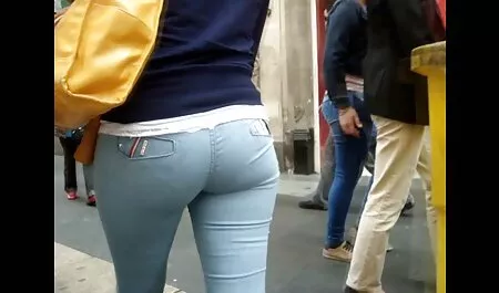 A loira chupa um pau grande e fica fodido. video sexo anal real