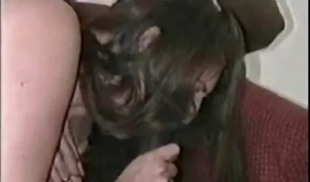 Um porno alnal vizinho com um grande filho da puta dá anal lambeu.