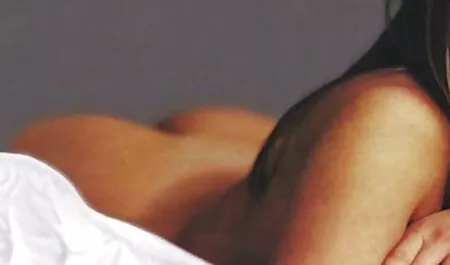 Brunet brinca com os homens e faz primeiro anal video amor.