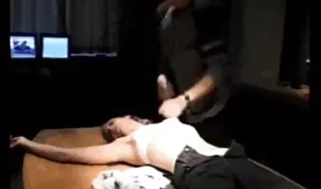 Jovens caras chupar o pau e foder careca. pornol anal