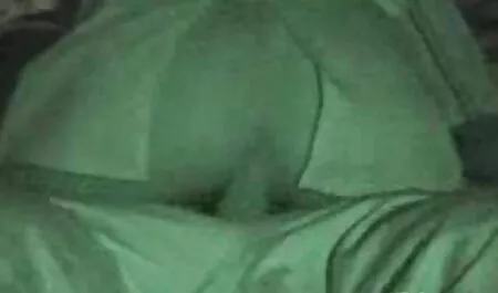 Megan Parafusos seu amante pornohub sexo anal no sofá.